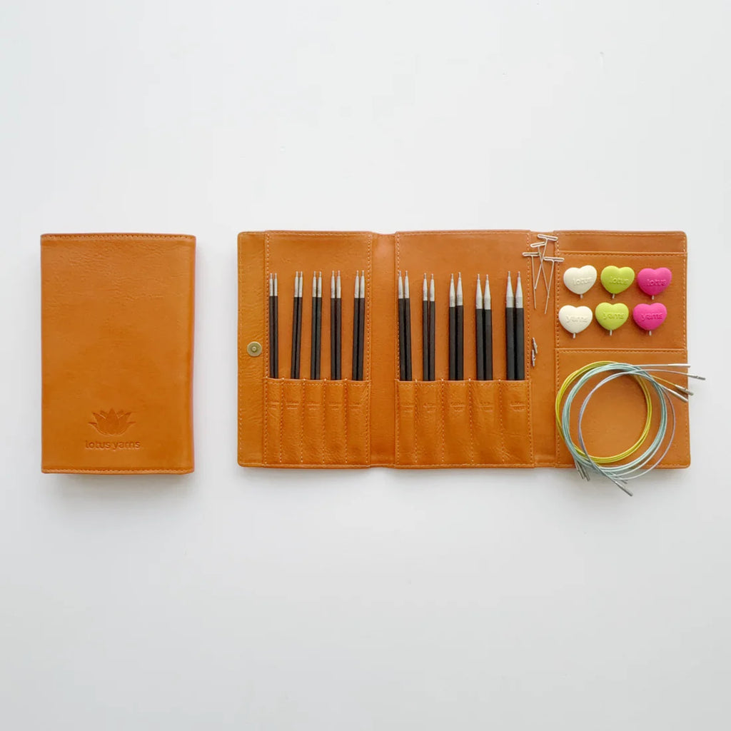 Set de agujas intercambiables de ébano TARIM 5” con estuche en piel / Lotus Yarns