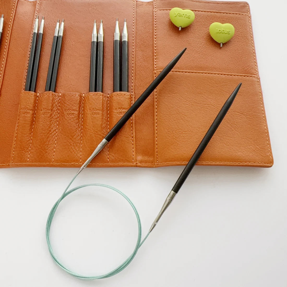 Set de agujas intercambiables de ébano TARIM 5” con estuche en piel / Lotus Yarns